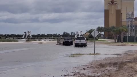 *FLOODED ROADS* Surge ahead of Sally. Lakeshore, MS