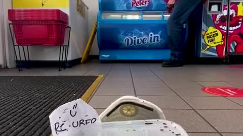 WOW!!!!!!!!!!!!!!!!! 😮 Buying ice cream with remote control cart. 😃