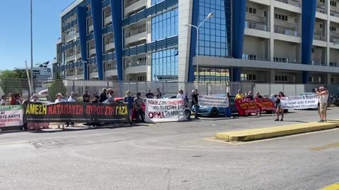 Protesters in Piraeus demand Greece block tankers carrying military jet fuel for Israel