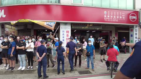 Pelosi Taiwan..pro and anti protestors ...waiting for her to arrive