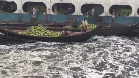 Terminal de barcos repleta y de locos en Bangladesh