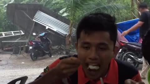 Man Won't Allow Blustery Winds To Stop His Dinner