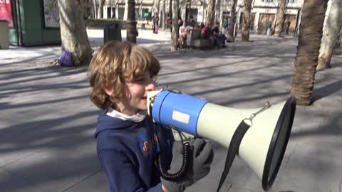 Un niño habla sobre la dictadura de la mascarilla en el Colegio.