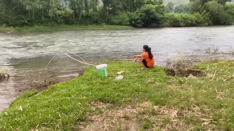 VIDEO FULL Harvesting Fish video girl pulling martial arts in high water season