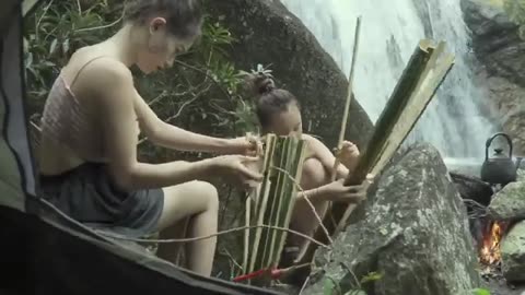 2 LOVELY GIRL BUSHCRAFT IN THE RIVER l SURVIVAL IN THE NATURE..ASMR😊😊