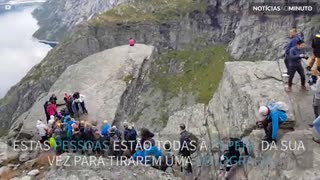 Centenas de pessoas fazem fila para tirar foto em cenário incrível