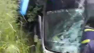 Video: Quedó trapado entre las latas de un bus por un accidente, en Santander