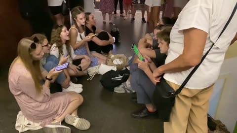 Kyiv subway During the air raid, young Ukrainians sing a song about uniting to