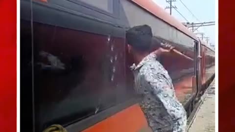 వందేభారత్ అద్దాలు ధ్వంసం చేసిన వ్యక్తి #short #vandebharatexpress #mirrors #destroying | FBTV NEWS