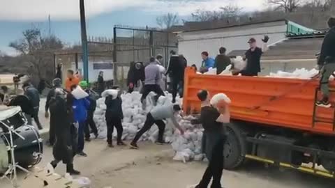 #UKRAINE, ODESSA DÂN CƯ CHUẨN BỊ BAO CÁT 🇺🇸 RESIDENTS OF ODESSA PREPARE THE SANDBAGS