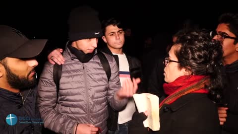 Dawah team gives Christmas presents at Speakers Corner!