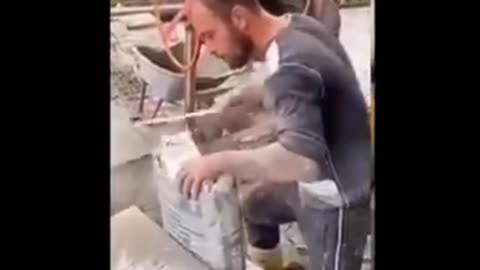 Dosto ise ladke ka cement dalne 😱 ka tarika dekhiye same salt bae ki tarha hay