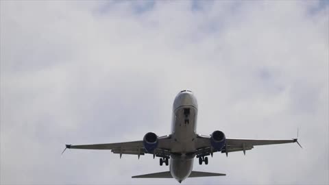 United Boeing 737-800 arriving at St Louis Lambert Intl - STL