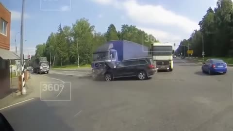 Terrifying Dash Cam Footage - Horrifying Head on truck crash