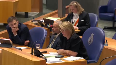 Caroline krijgt RUZIE met de voorzitter! 'Ik vind je echt heel vervelend!'