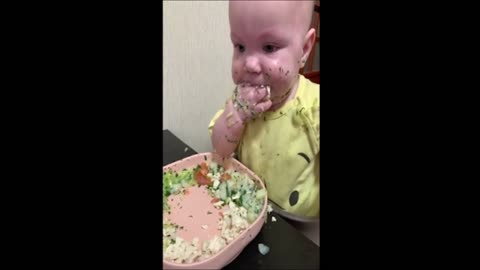 Baby makes adorably huge mess while eating dinner