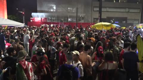 Brazil: supporters celebrate as Lula holds narrow leads | AFP