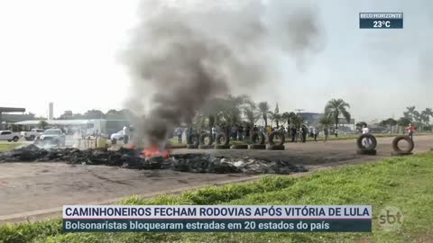 Caminhoneiros fecham rodovias após vitória de Lula | SBT Brasil (31/10/22)