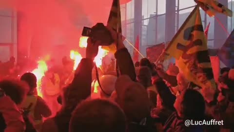 Protestors storm Euronext stock market offices in Paris & call on Macron to resign over reform