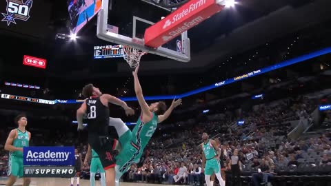 Alperen Sengun insane poster dunk on Zach Collins gets called an offensive foul