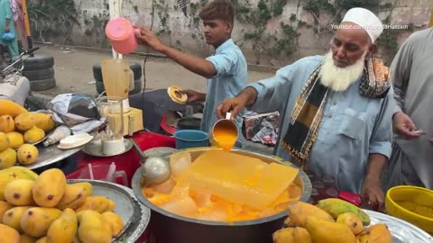 Hardworking Old Man Making Mango Juice 🥭 Roadside Drink Ice Mango Milkshake | Karachi Street Food