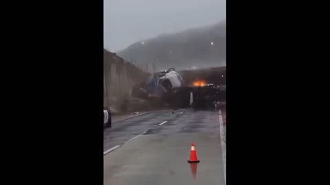 🚨#Warning:Truck tumbles over side of freeway in Santa Clarita, lands on wreckage from earlier crash