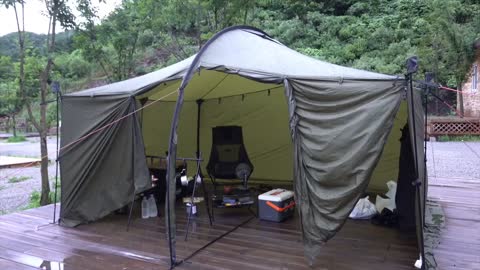 Set up a tent to camp in the rainstorm, refine the camp life, and enjoy one's summer