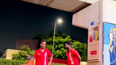 Zamato delivery boy dance ni road ''India"