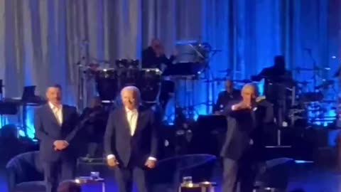 🇺🇸 Barak Obama Helps Confused President Joe Biden Leave the Stage