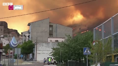 Spain wildfires force thousands out of their homes – BBC News