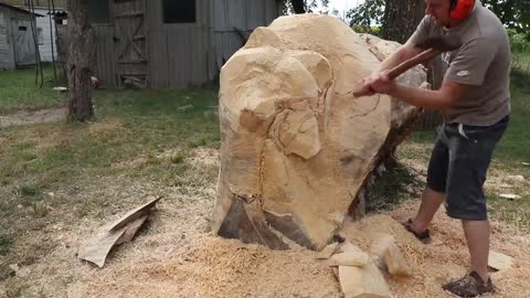 REAL SIZE WOODEN BEAR, amazing chainsaw wood carving