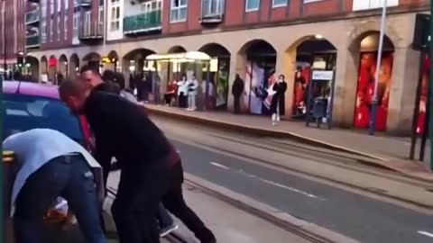 A takeaway driver parks his car stupidly by obstructing a tram, watch the full f_2