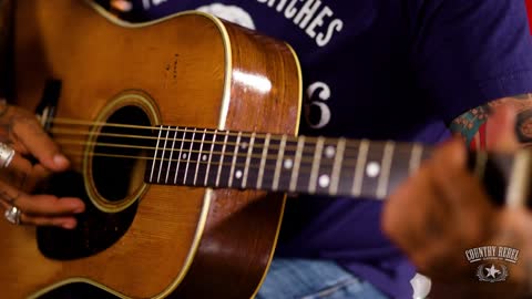 Aaron Lewis sings Patriotic Anthem 'Am I The Only One' (Live Acoustic)