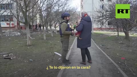 I residenti RUSSI di Mariupol raccontano gli orrori che hanno dovuto sopportare con i nazisti ucraini del battaglione Azov,come correre sotto i proiettili per prendere l'acqua e guardare le case bruciate con le persone all'interno.