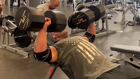 Bodybuilding Incline Bench Press #hitthegym #workout #dumbbells #freeweights #johnlivia