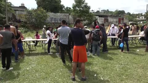 Migrantes rezagados de la caravana, a la expectativa de la frontera con EE.UU.