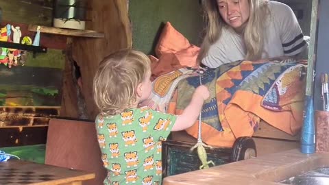 Toddler Brings Mom A Lizard