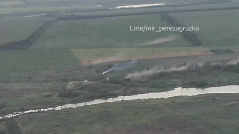 Ukrainian Troops Abandon a Damaged Bradley and Retreat Under Fire