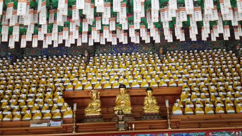 Ten thousand buddha statue