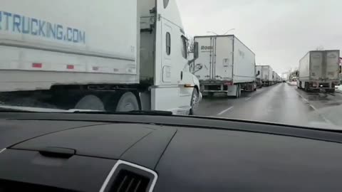 Nombre massif de camions 10,000 descendant sur Ottawa pour commencer le Truckers Freedom Rally