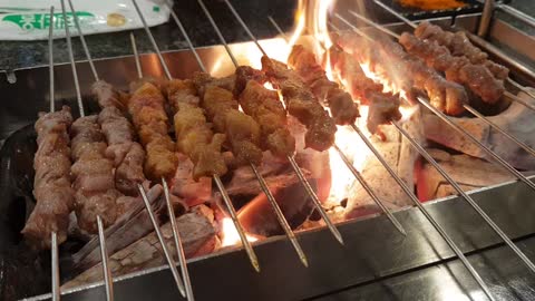 Let's enjoy lamb skewers at a Korean Chinese restaurant.