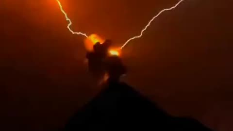 MOST TERRIFYING LIGHTNING STRIKE CAUGHT ON CAMERA 😱 - 2