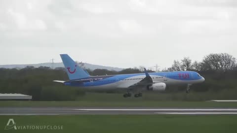 747 Engine Nearly Hits The Runway