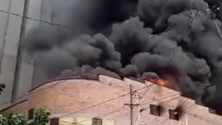 Fuerte incendio en una fábrica de colchones