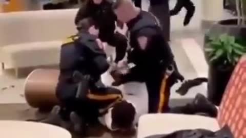 Fight between two teenagers inside NJ mall