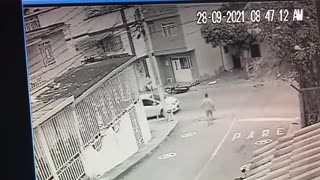 Video: Cámara de seguridad grabó accidente entre un bus y una moto en La Cumbre