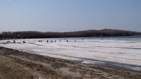 Fishermen Flee as Ice Begins to Break