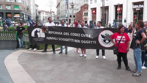 Milano, manifestazione contro le politiche distruttive contro gli animali e l'ambiente