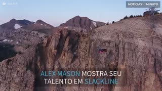 Amigos fazem slackline durante o eclipse solar!