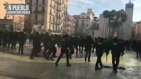 Espectacular regalo de Navidad de los Mozos a los catalanes en Gerona